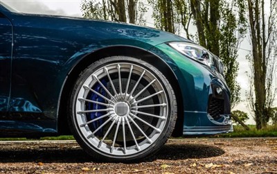 Jak materiál kol automobilů ovlivňuje zážitek z jízdy